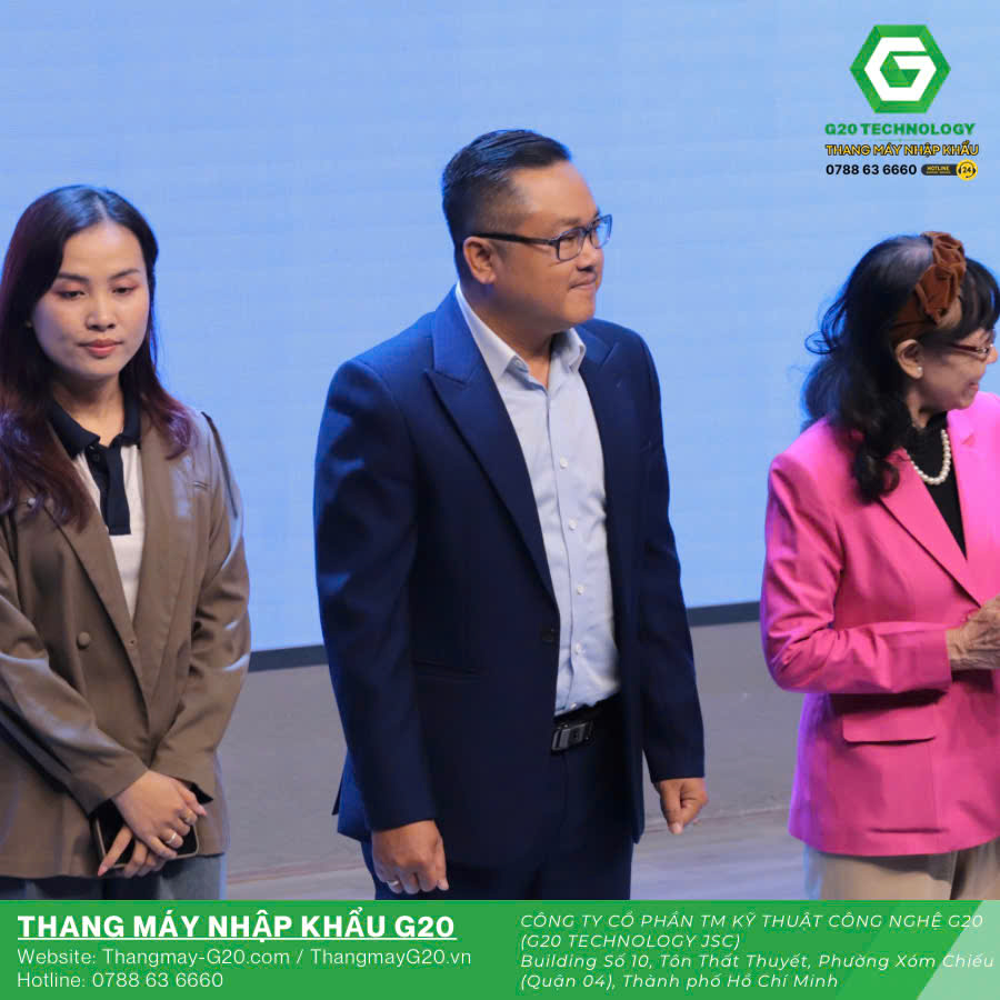 Lãnh đạo G20 Technology nhận quà tri ân tại Dự án Đa phương tiện Đại học Văn Lang