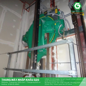 Hệ thống truyền động thang máy tải hàng G20 vận hành bằng motor và cáp kéo, giúp nâng hạ ổn định, an toàn.